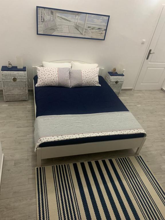 1 dormitorio con 1 cama con colchón azul en Cozy apartment en Herceg-Novi