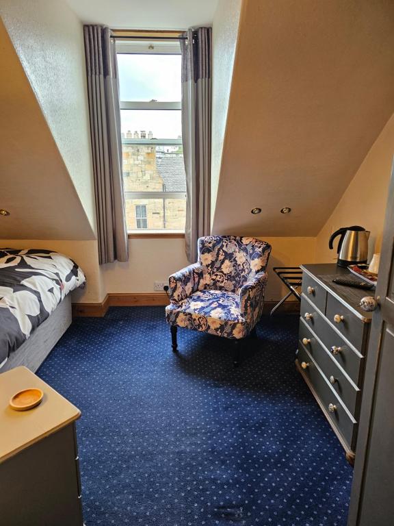 Uma cama ou camas num quarto em Smiths Guest House