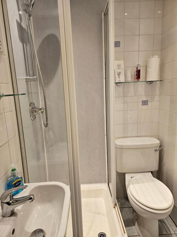 Uma casa de banho em Smiths Guest House