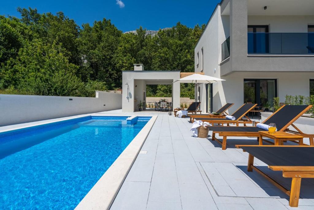 Bazén v ubytování NEW! 3-bedroom villa Pera with heated pool, 7km from beach nebo v jeho okolí