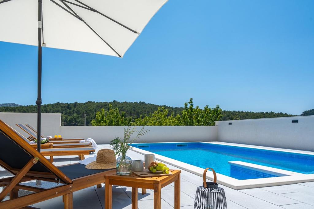 Bazén v ubytování NEW! 3-bedroom villa Pera with heated pool, 7km from beach nebo v jeho okolí