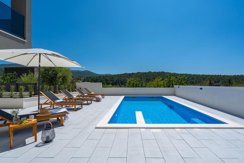Bazén v ubytování NEW! 3-bedroom villa Pera with heated pool, 7km from beach nebo v jeho okolí