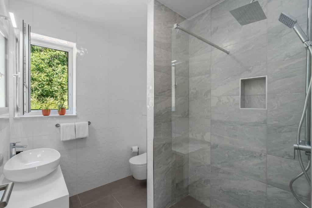 Koupelna v ubytování NEW! 3-bedroom villa Pera with heated pool, 7km from beach
