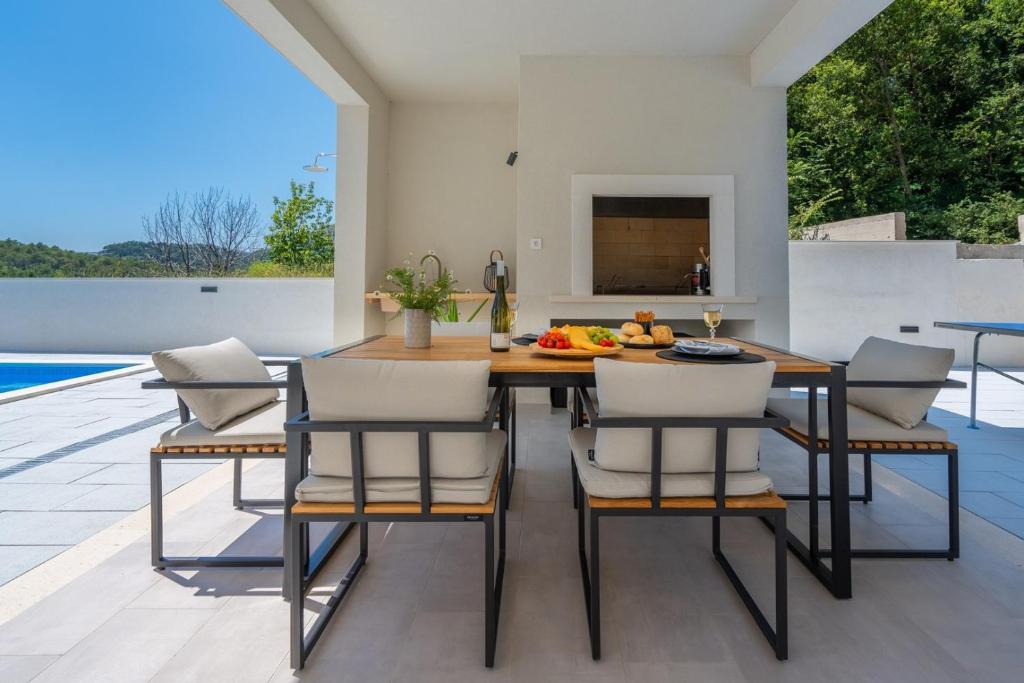 Bazén v ubytování NEW! 3-bedroom villa Pera with heated pool, 7km from beach nebo v jeho okolí