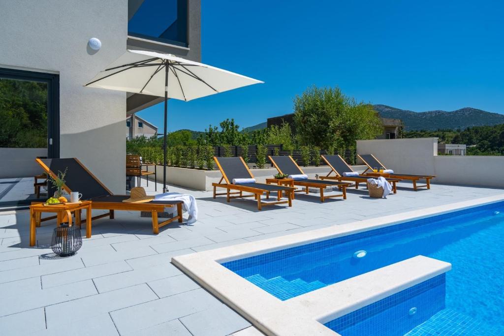 Bazén v ubytování NEW! 3-bedroom villa Pera with heated pool, 7km from beach nebo v jeho okolí