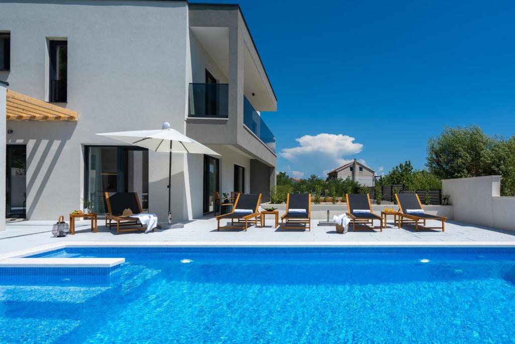 Bazén v ubytování NEW! 3-bedroom villa Pera with heated pool, 7km from beach nebo v jeho okolí
