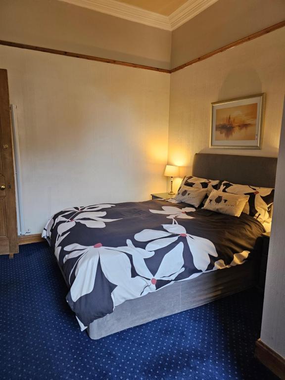 Uma cama ou camas num quarto em Smiths Guest House