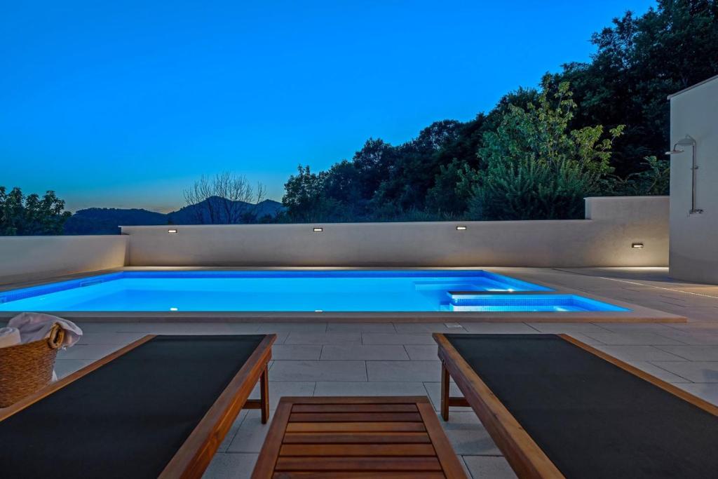 Bazén v ubytování NEW! 3-bedroom villa Pera with heated pool, 7km from beach nebo v jeho okolí