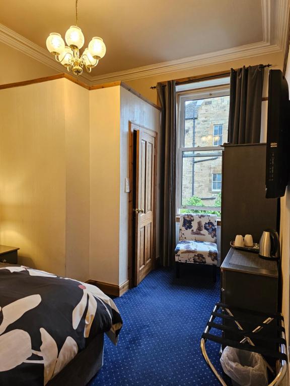 Uma cama ou camas num quarto em Smiths Guest House