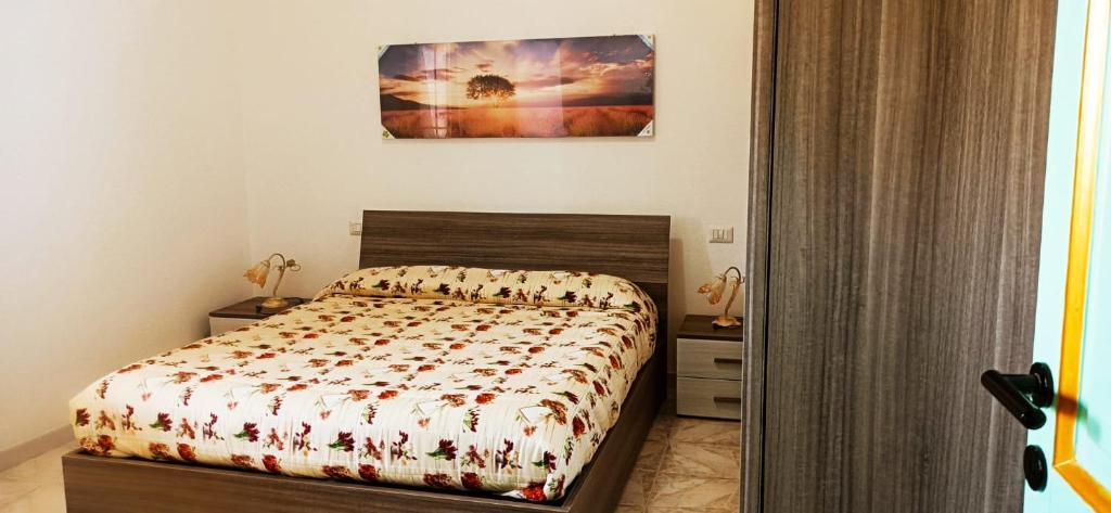 a bedroom with a bed and a painting on the wall at Casa Fiore Olbia in Olbia