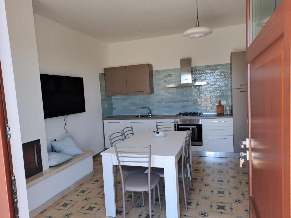 a kitchen with a table and chairs and a television at Appartamentino2 Collina Costa Dei Trabocchi in Villalfonsina