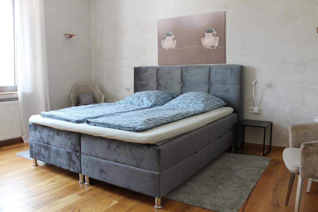 uma cama num quarto com um colchão azul em Ferienwohnung Haus Knäppen Size M em Oelde
