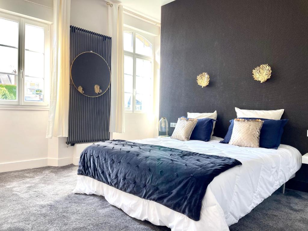 Postel nebo postele na pokoji v ubytování Hyper center Sauna air conditionner