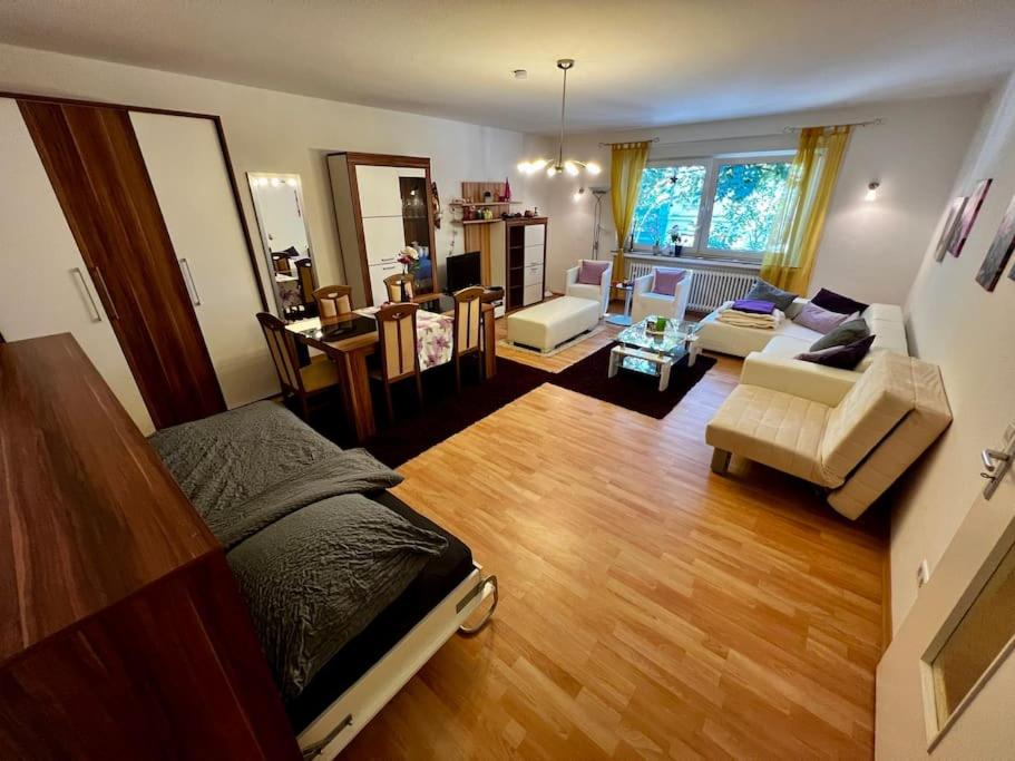 uma sala de estar com uma cama e um sofá em Wohnung in bester Lage von Witten em Witten