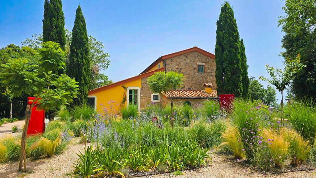 BrancorsiにあるSuite immersa nel Giardino Emozionale della Gualda Vecchia, SPA all'aperto esclusiva a pagamentoの庭のある家