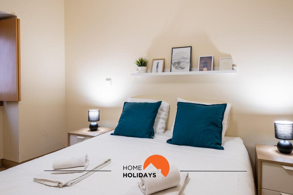 una camera da letto con letto e cuscini blu di #073 Private Terrace, 2min Beach with AC ad Albufeira