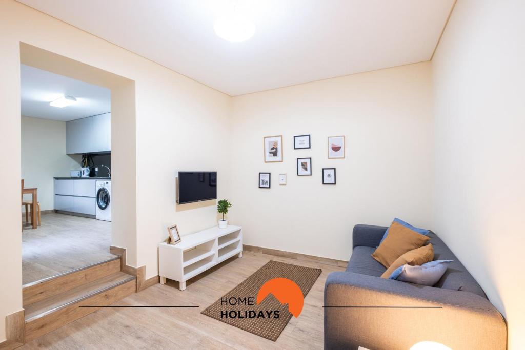 #073 V3 Casa Verde by Home Holidays في ألبوفيرا: غرفة معيشة مع أريكة وتلفزيون