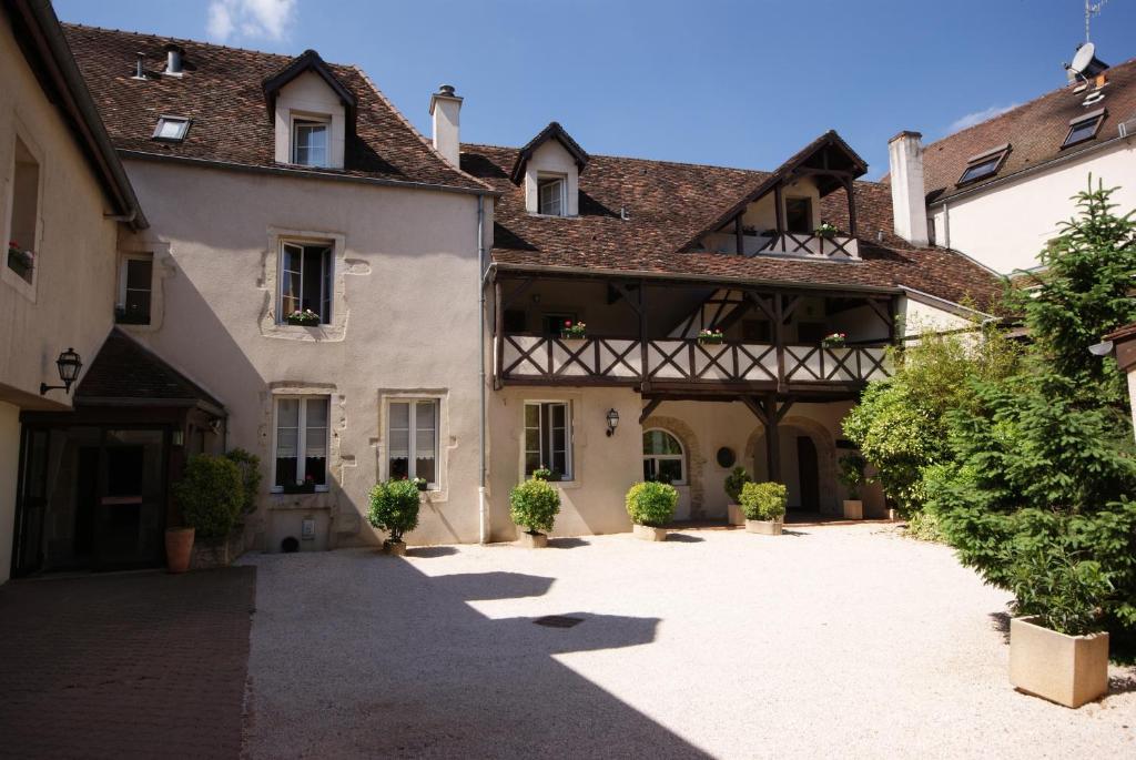 einen Innenhof in einem Schloss mit einem Gebäude in der Unterkunft Hôtel Wilson - Teritoria in Dijon