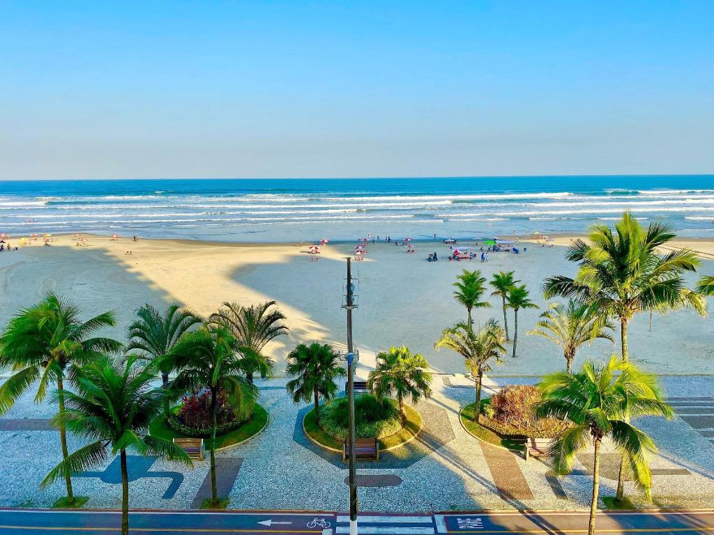 Una vista aérea de una playa con palmeras y el océano. en A201 - Vista Mar | 3 Quartos c/ Wifi e Churrasqueira, en Samaritá