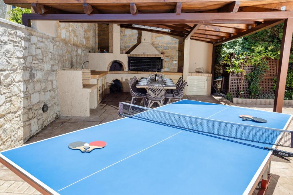 Stolní tenis v ubytování Palladio Luxury Villa With Amazing View nebo okolí