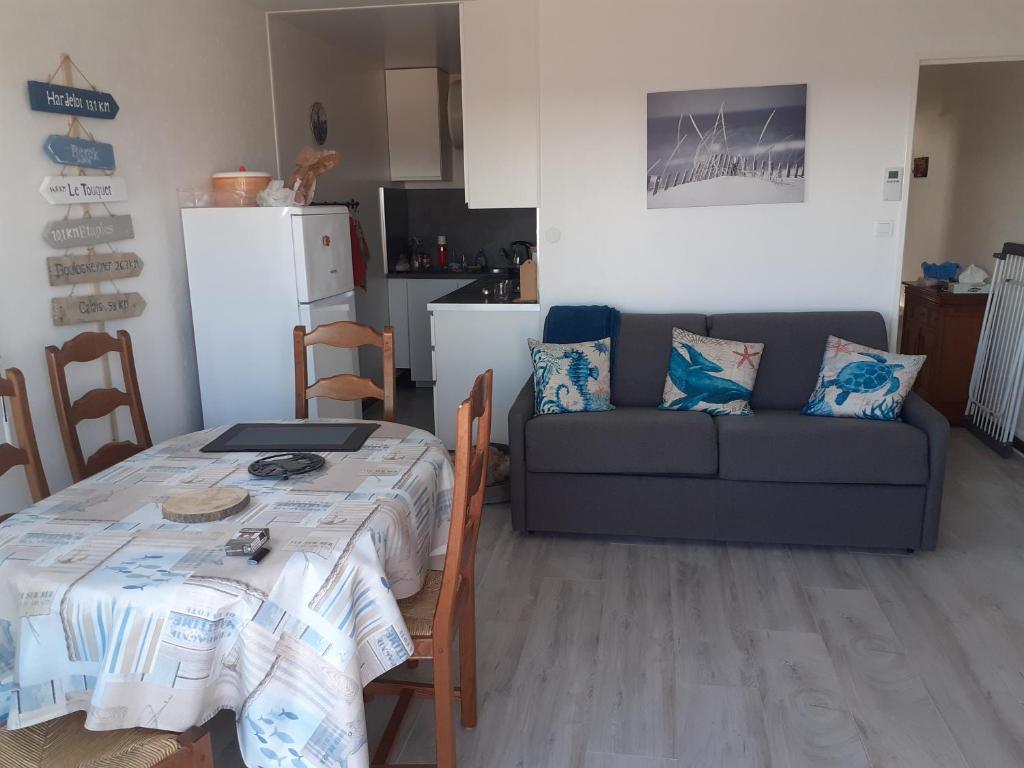 un salon avec une table et un canapé dans l'établissement Studio Cabine Sainte-Cécile à 100m de la plage, à Camiers