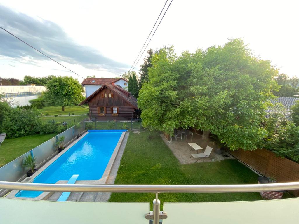 een luchtzicht op een huis met een zwembad bij Ferienwohnung Nussbaumblick in Ottensheim