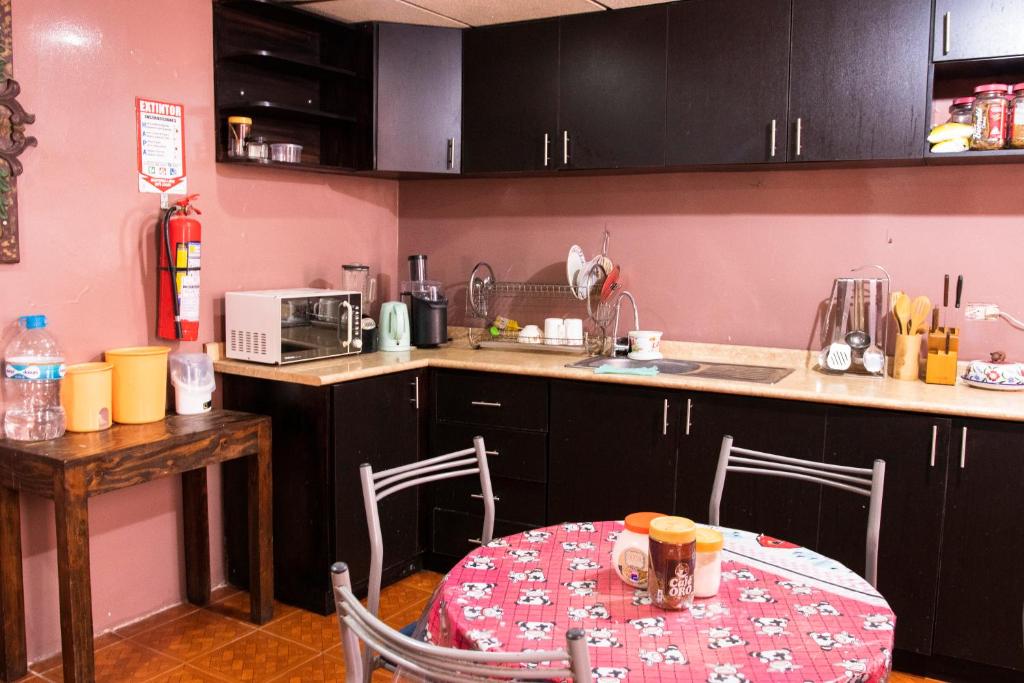 Kuchyň nebo kuchyňský kout v ubytování Hostal Carlos Luis