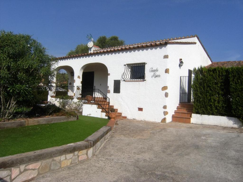 ein weißes Haus mit einer Einfahrt und einem Hof in der Unterkunft Casita Rosa in L'Estartit