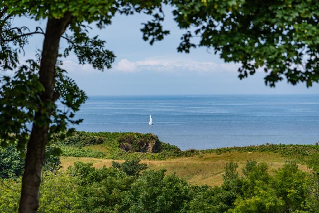 un velero en el agua con un barco en Watermouth Lodges, en Ilfracombe