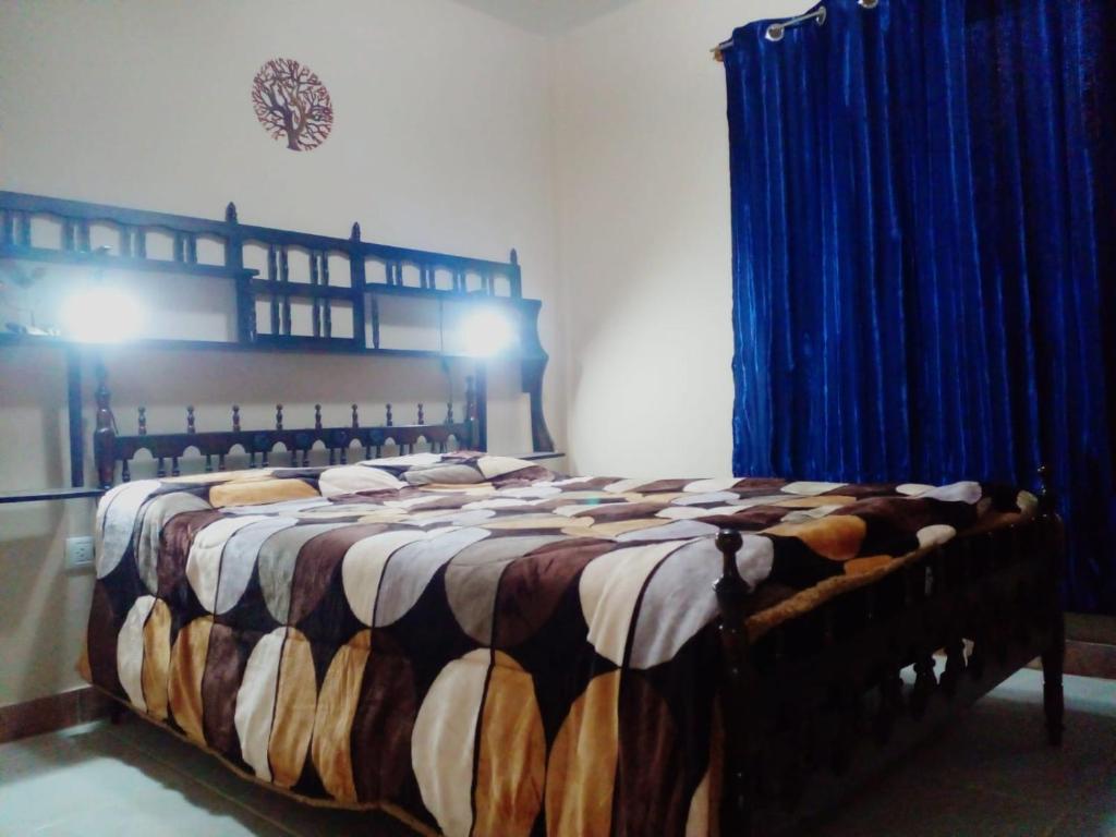 1 dormitorio con 1 cama grande y cortinas azules en Posadas Centro en Posadas
