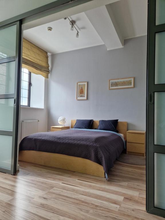 Posteľ alebo postele v izbe v ubytovaní Apartamenty „Lofty w piecowni”