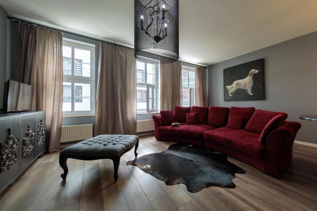 uma sala de estar com um sofá vermelho e um cão no chão em NeuWerk em Erfurt
