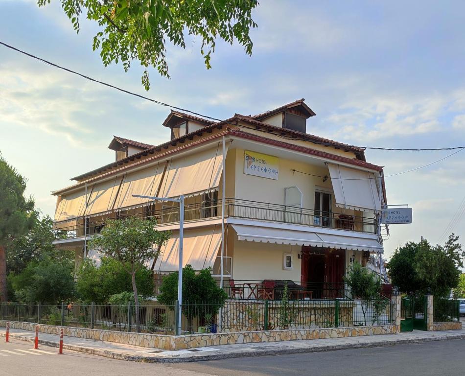 a building on the side of a street at ΠΕΡΣΕΦΟΝΗ in Kamena Vourla