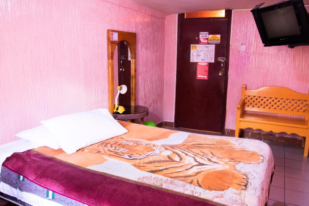 Postel nebo postele na pokoji v ubytování Hostal Carlos Luis