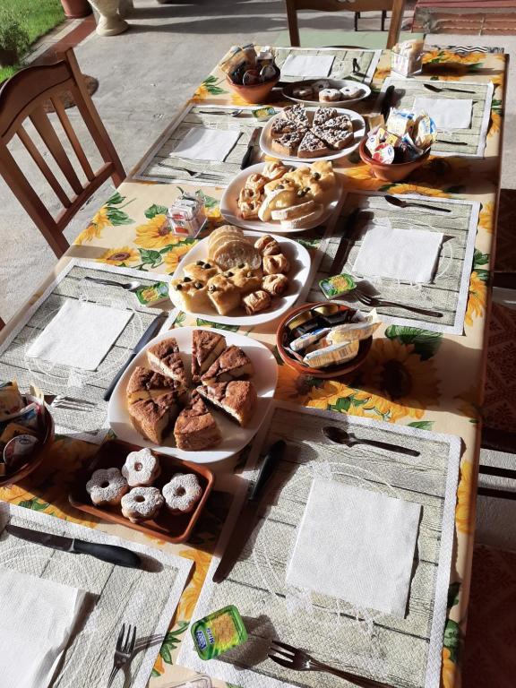 テウラーダにあるB&B Su Frascu Segauの多皿のドーナツを載せたテーブル