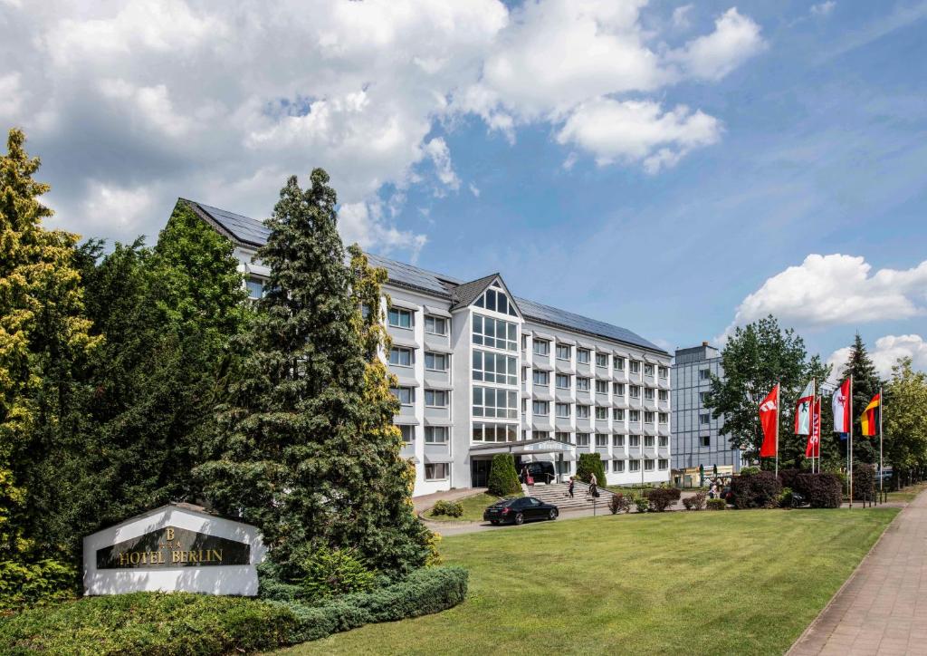 ein Hotelgebäude mit einem Schild davor in der Unterkunft LAT Hotel & Apartmenthaus Berlin in Eisenhüttenstadt