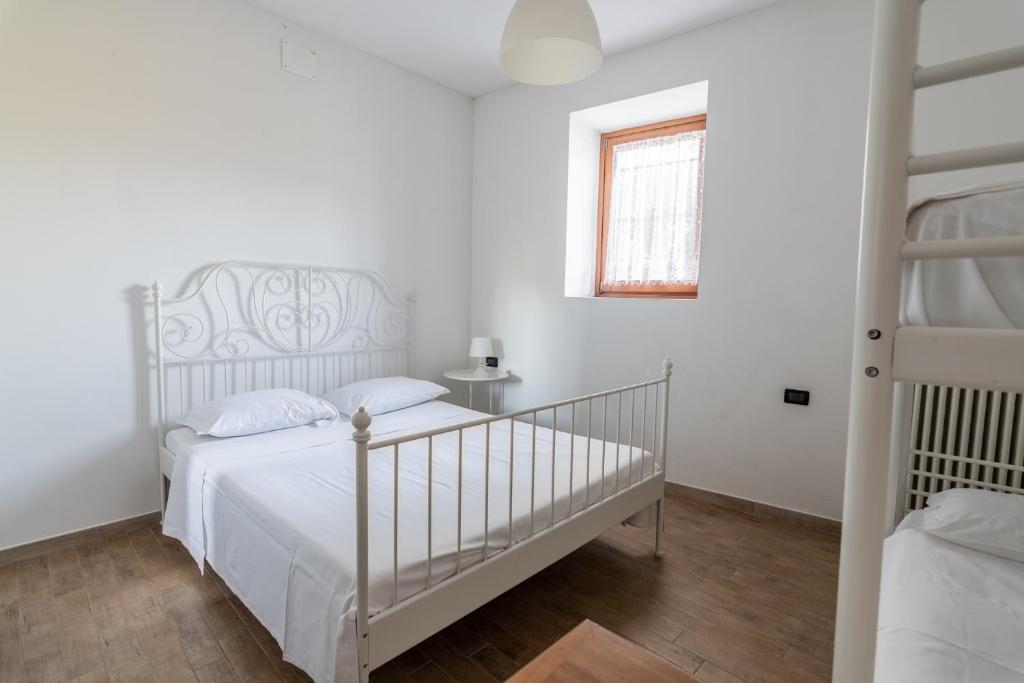 um quarto com uma cama e um beliche em Ride Home - Val di Sole em Commezzadura