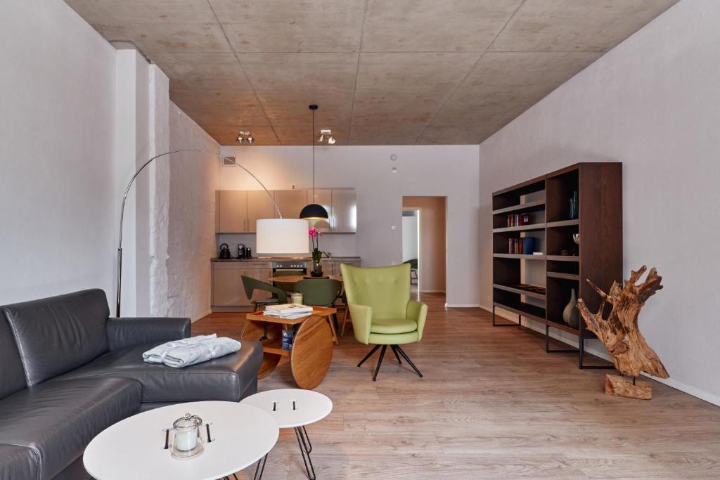 een woonkamer met een bank en een tafel bij havelblau Ferienlofts in Brandenburg an der Havel