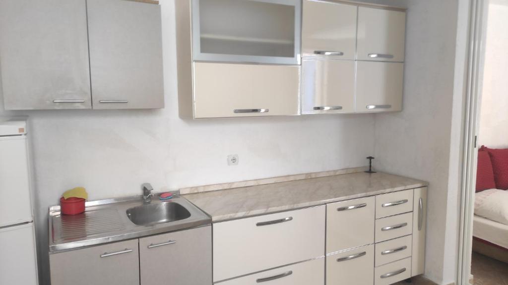 Kuchyň nebo kuchyňský kout v ubytování Maki Apartmani