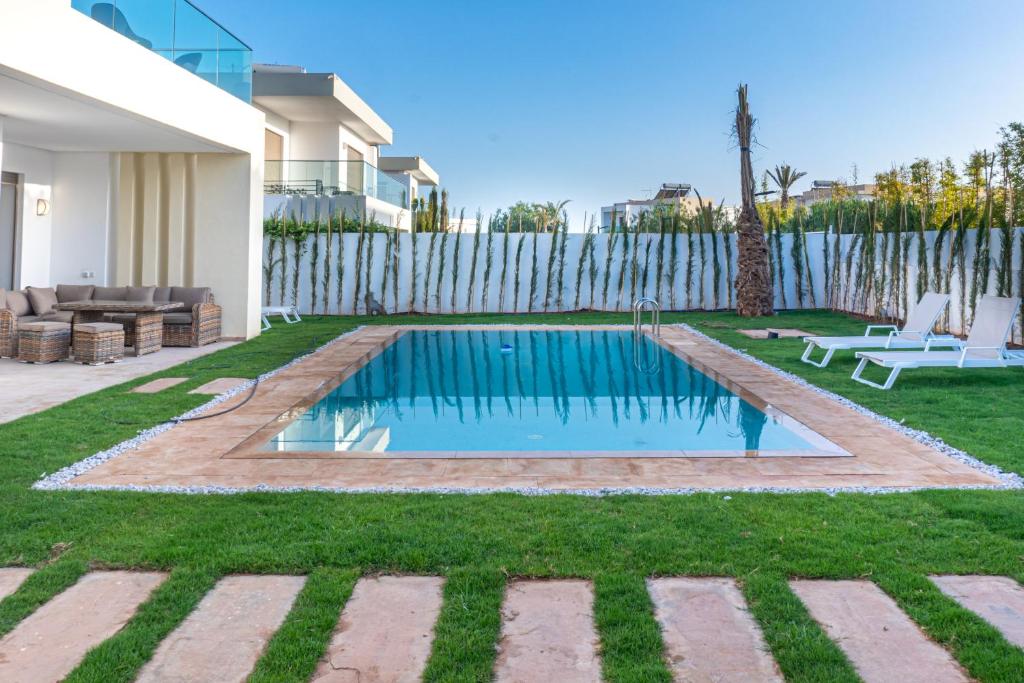 タガズートにあるHoud Taghazout - luxury villa - Pool - 6 or 7 Pxの裏庭のスイミングプール