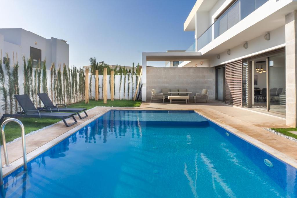 タガズートにあるSalam Taghazout - luxury villa - Pool - 8 Pxの裏庭のスイミングプール