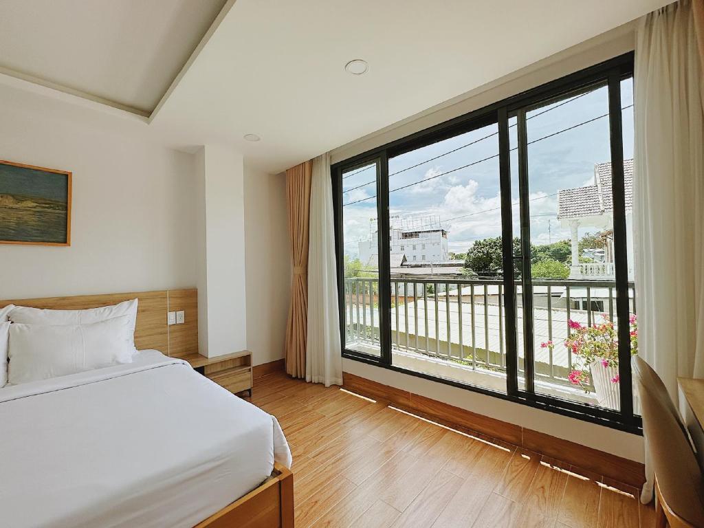 Giường trong phòng chung tại Rosetta Hotel Phu Quoc