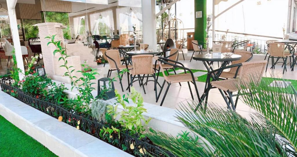 Restaurace v ubytování رمال الجزيره