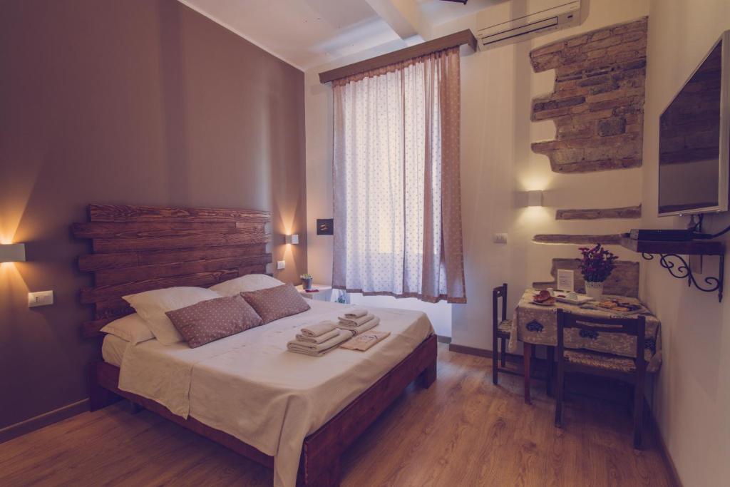 - une chambre avec un grand lit et une fenêtre dans l'établissement Casa del Cuore, à Reggio de Calabre