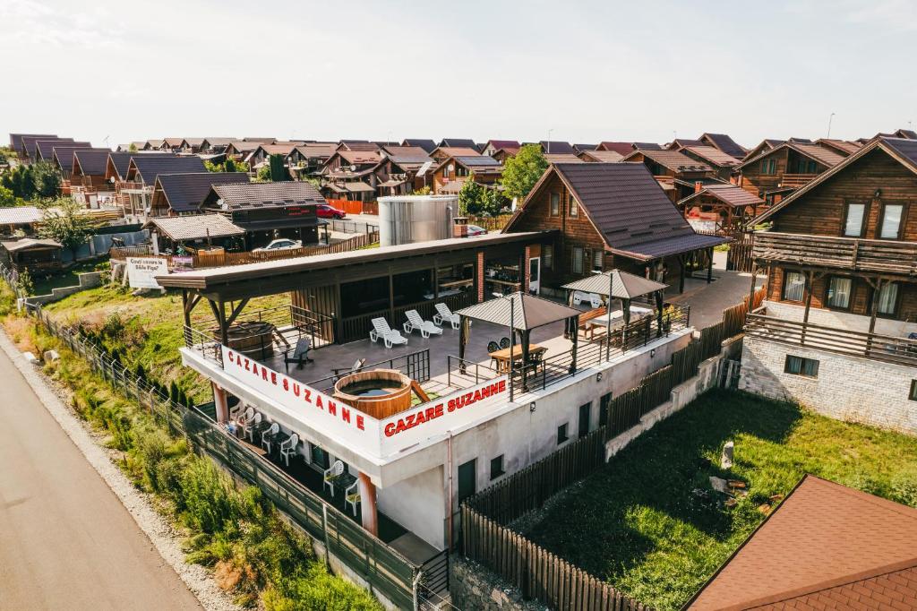 - une vue aérienne sur une maison avec un bateau dans l'établissement Suzanne Băile Figa- camere tip hotel, à Beclean