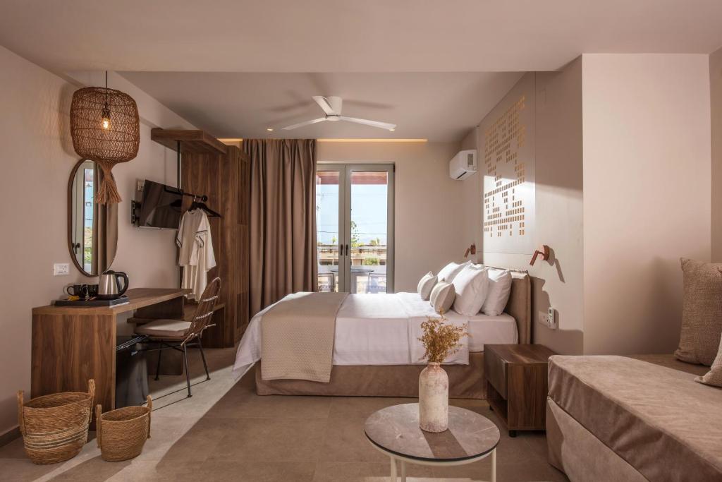 Ariadni Apartments في كارتيروس: غرفة في الفندق مع سرير ومكتب