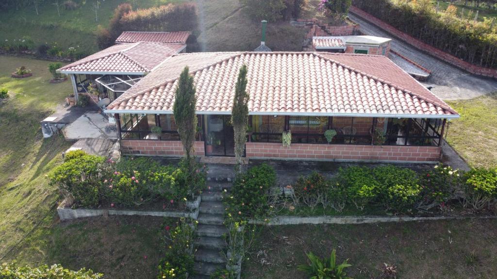 an aerial view of a house with a roof at Casa de Campo vía El Peñol Guatapé in Marinilla