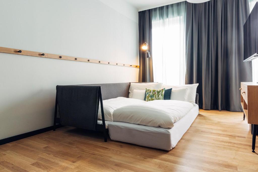 Postel nebo postele na pokoji v ubytování harry's home Berlin-Moabit hotel & apartments