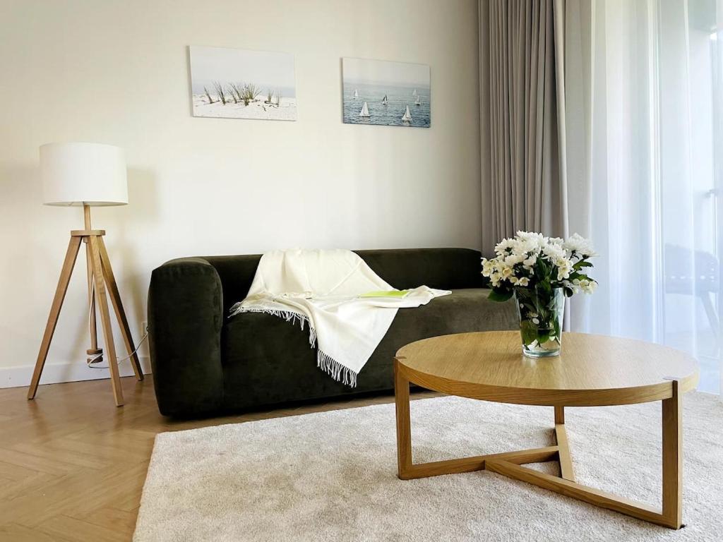 uma sala de estar com um sofá verde e uma mesa em Luxury Designer Suite em Taline