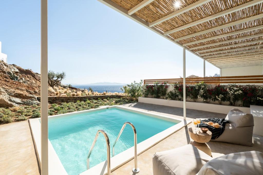 uma piscina no meio de uma casa em Aura Villas Tinos em Agios Romanos